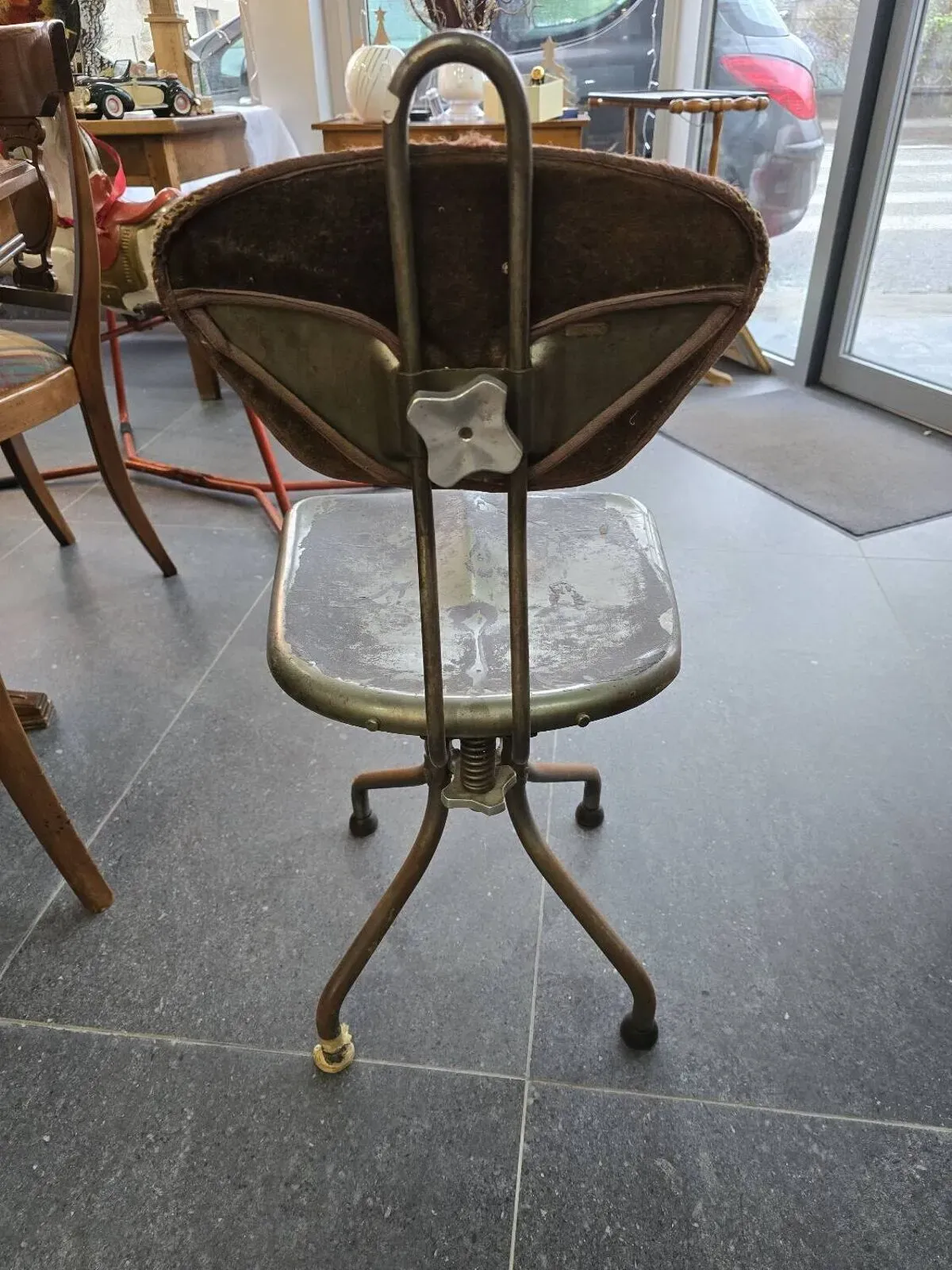 Illustration numéro 3 du produit Chaise industriel M42 par henrie lieber pour flambo