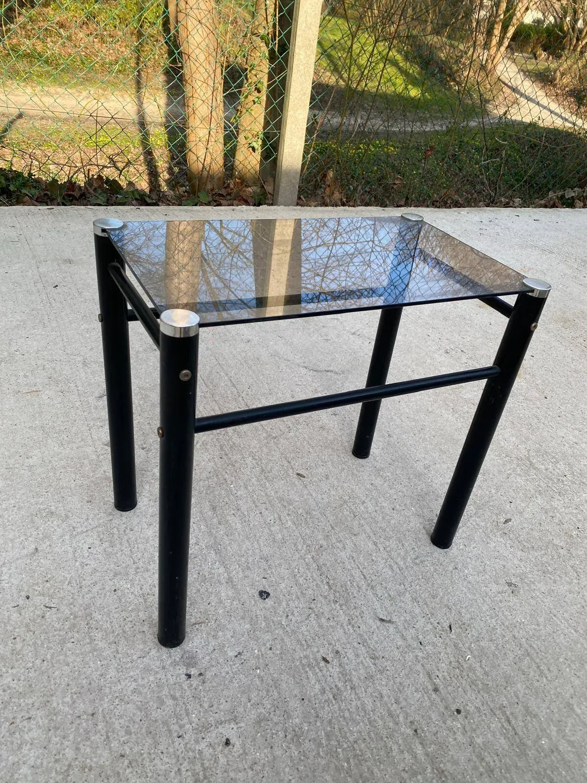 Illustration numéro 3 du produit 3 tables basses gigognes industrielles noires en verre Yves Boutboul 1970