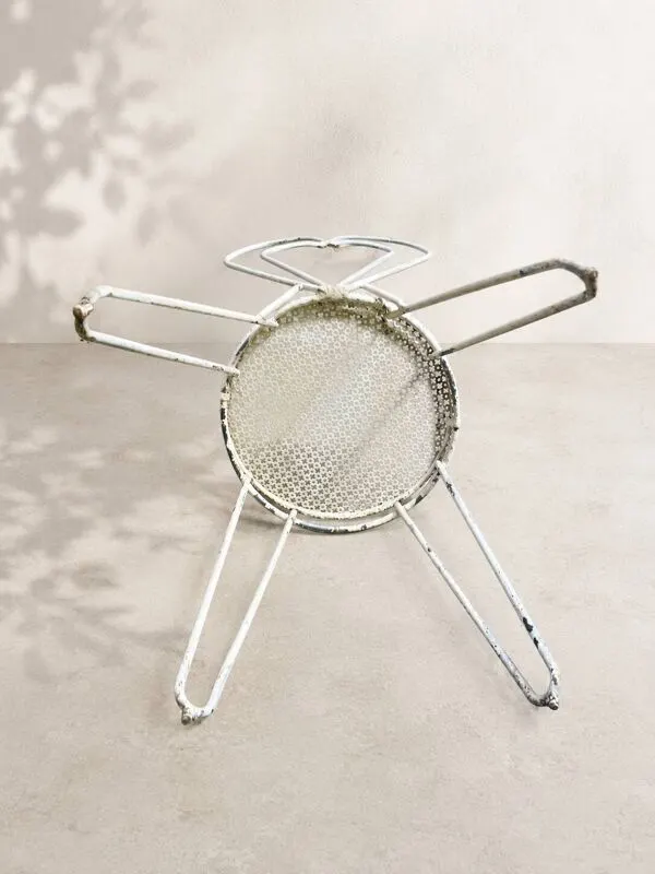 Illustration numéro 3 du produit Chaise de jardin ''Cœur'' attribuée à Mathieu Matégot, métal perforé, années