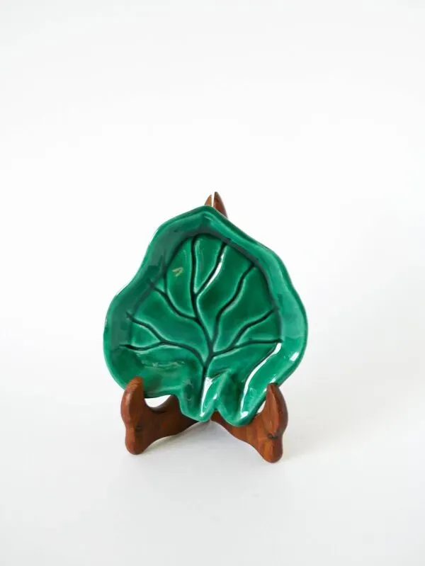 Illustration numéro 3 du produit Vide-poche en barbotine modèle Feuille, 1970