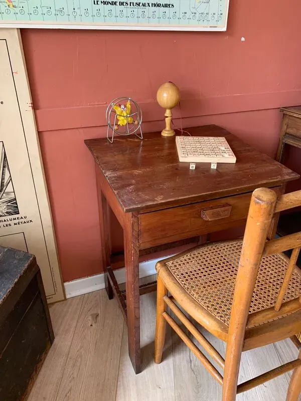 Illustration numéro 3 du produit Pupitre d’écolier