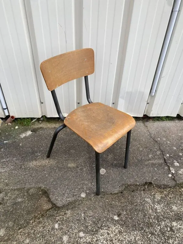 Illustration numéro 3 du produit Chaises d'école