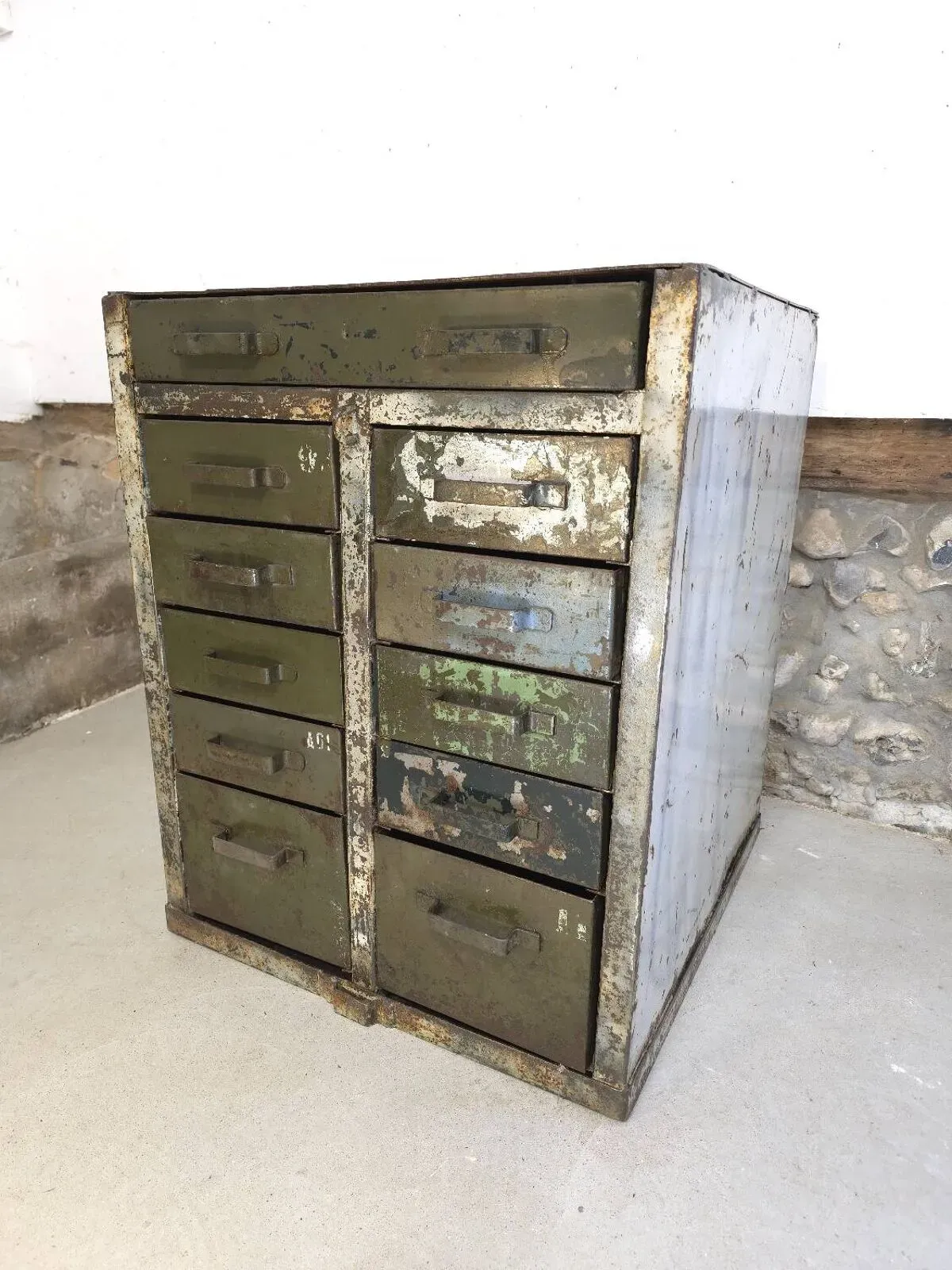 Illustration numéro 3 du produit Meuble de métier de l'armée française à tiroirs