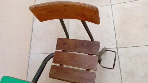 Illustration numéro 3 du produit Ancien bureau d'école vintage