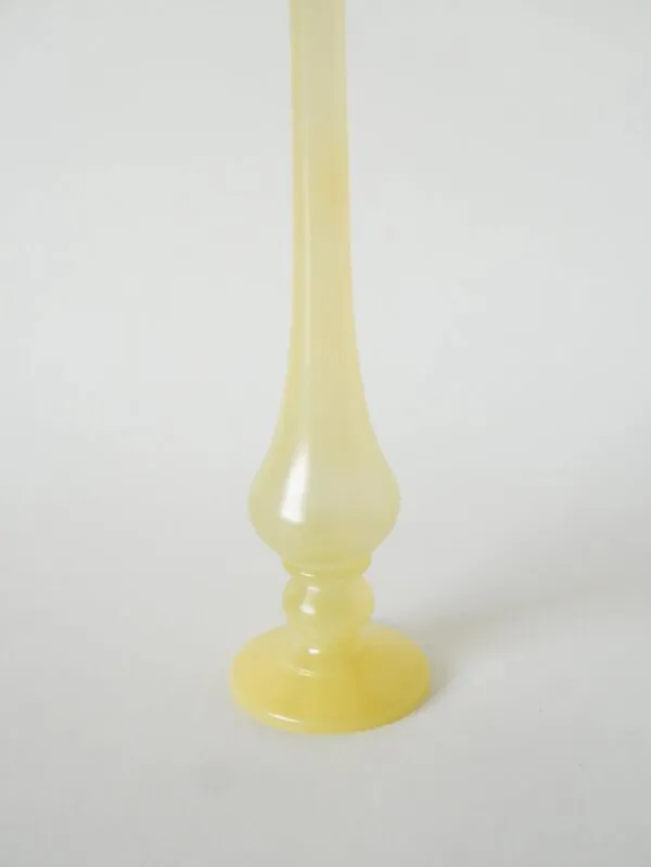 Illustration numéro 3 du produit Grand vase soliflore en opaline, jaune pastel, 1970