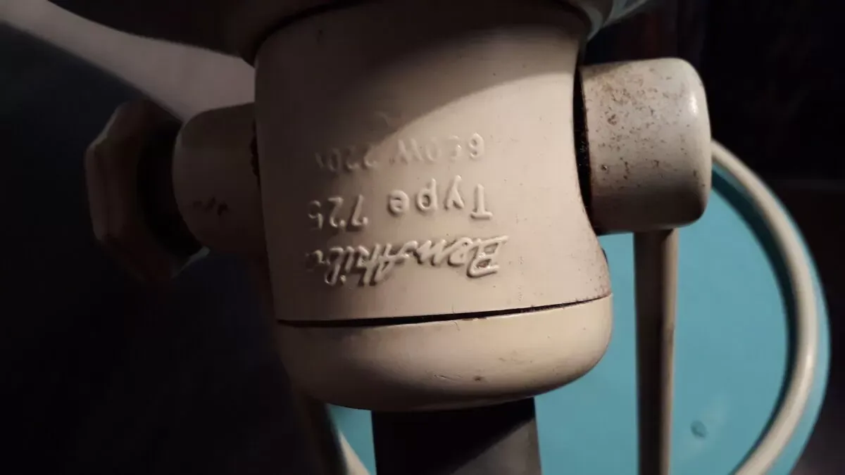 Illustration numéro 3 du produit Lampe de style industriel Ben Atiba 1960 50x40 bon état