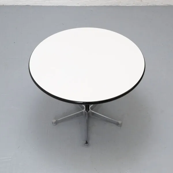 Illustration numéro 3 du produit Table de contrat par Charles et Ray Eames