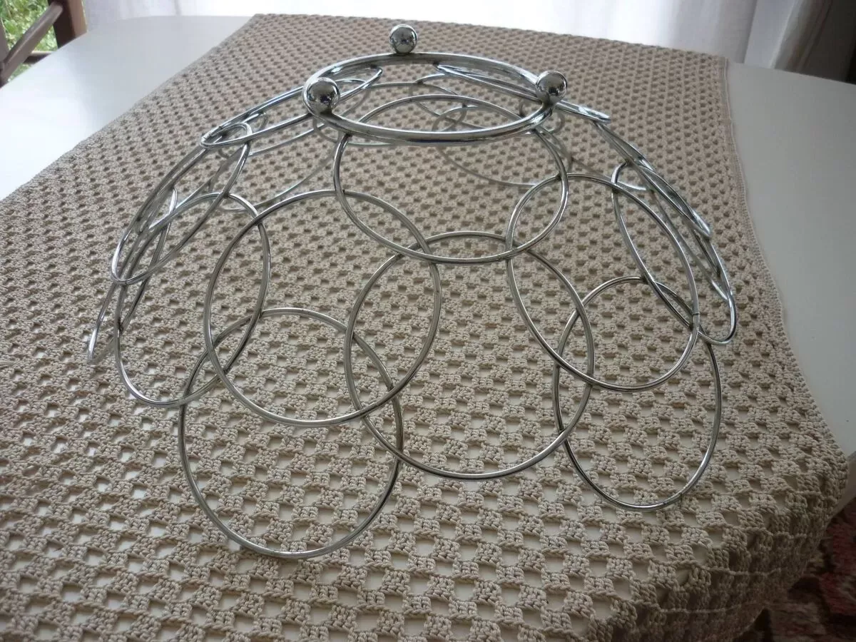 Illustration numéro 3 du produit Panier coupe à fruits en fil de métal, pieds boules