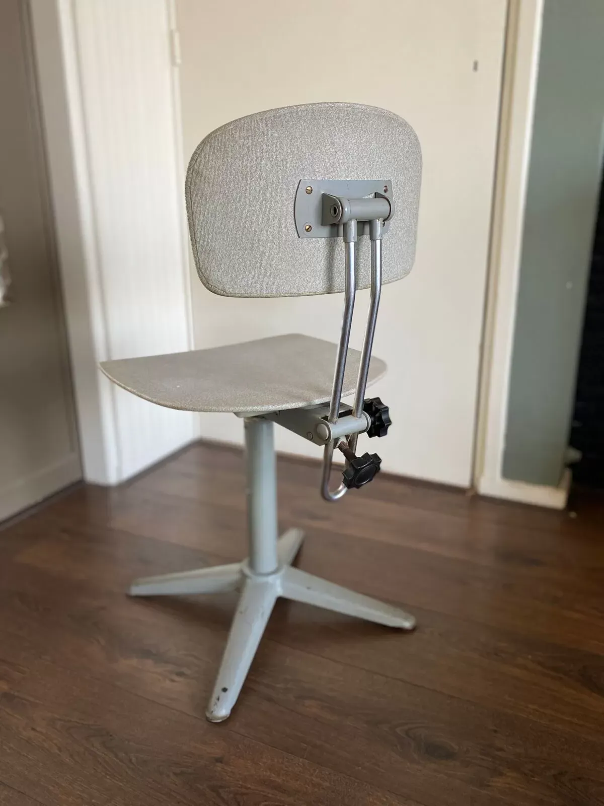 Illustration numéro 3 du produit Chaise de bureau industrielle vintage, années 1950