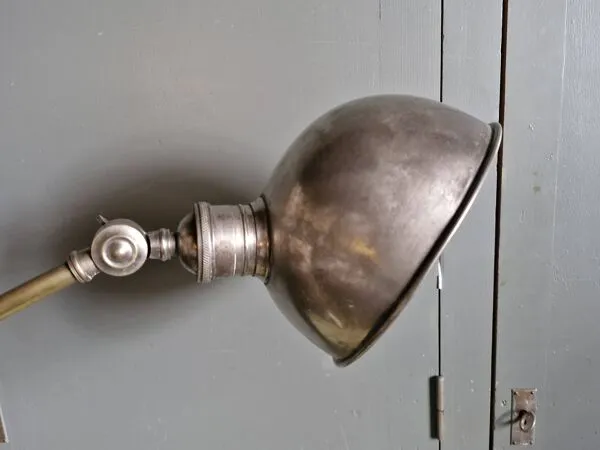Illustration numéro 3 du produit Ancienne Lampe industrielle réglable en bronze a 2 bras