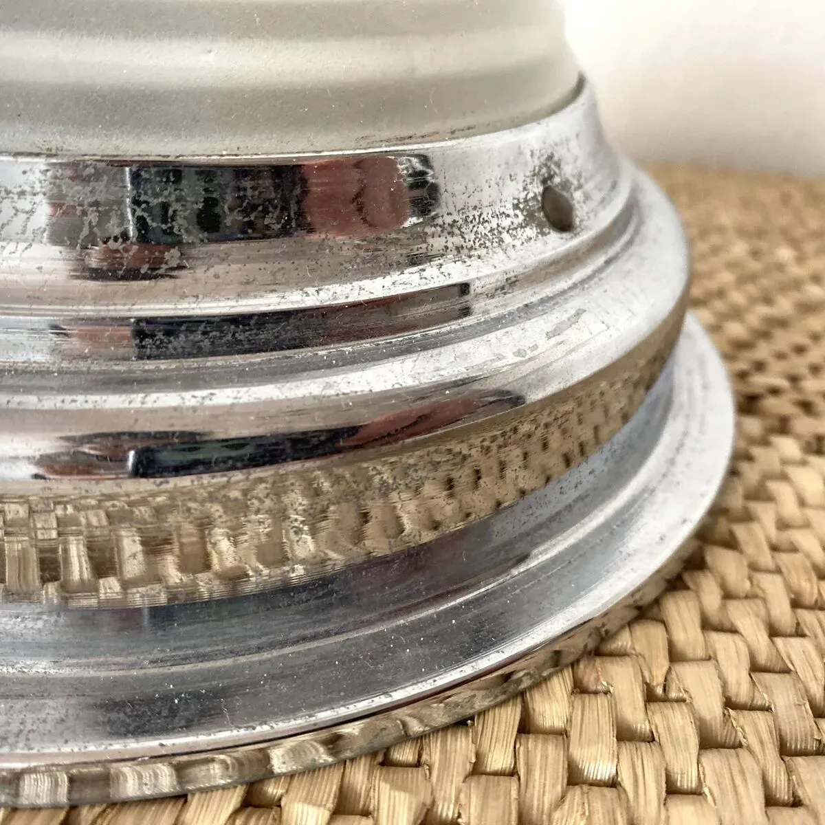 Illustration numéro 3 du produit Plafonnier holophane et chrome art déco