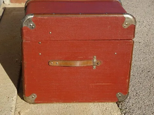 Illustration numéro 3 du produit Ancienne malle de voyage cintrée