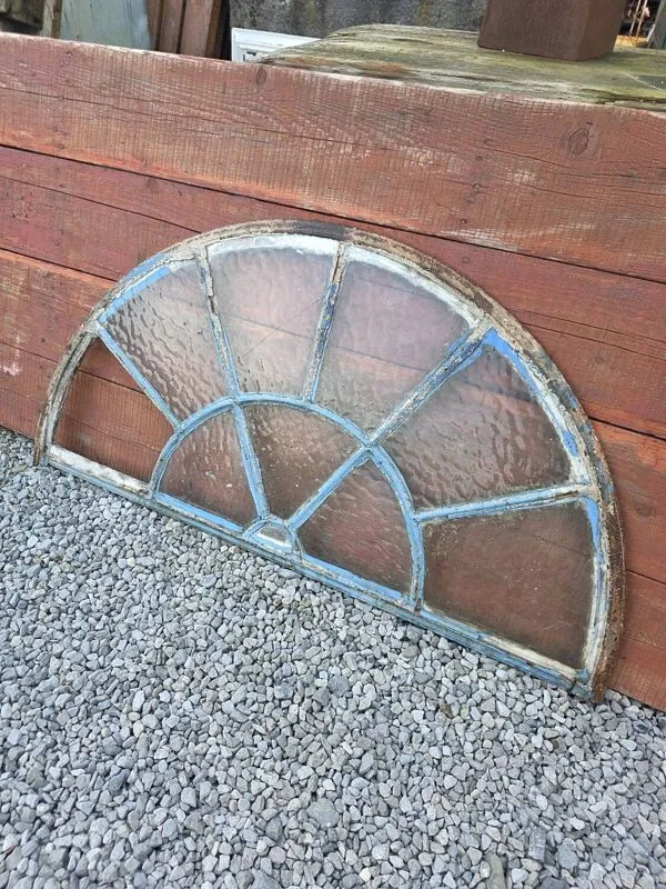 Illustration numéro 3 du produit Imposte ancienne en fer forgé plein riveté du XIXème s.