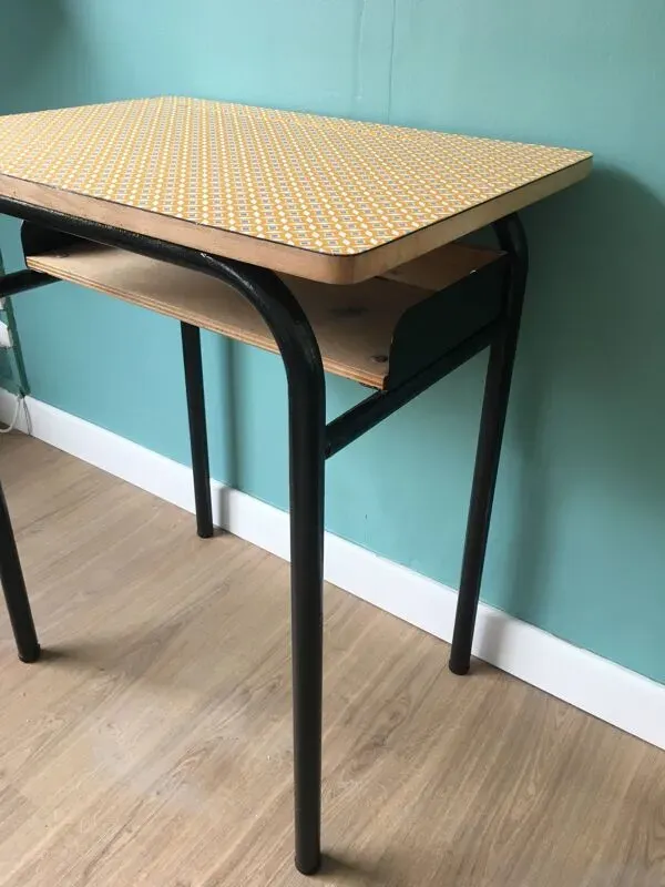 Illustration numéro 3 du produit Bureau écolier vintage