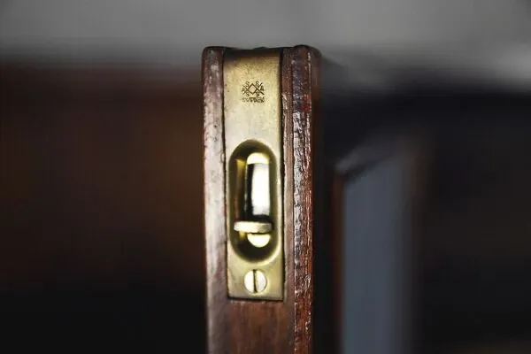 Illustration numéro 3 du produit Buffet suédois ancien en noyer et ronce avec vitrine en verre, années 1940