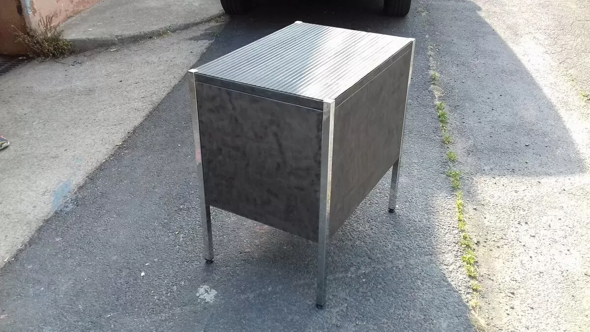 Illustration numéro 3 du produit Meuble industriel genre buffet vers 1960 en acier poli et vernis mat