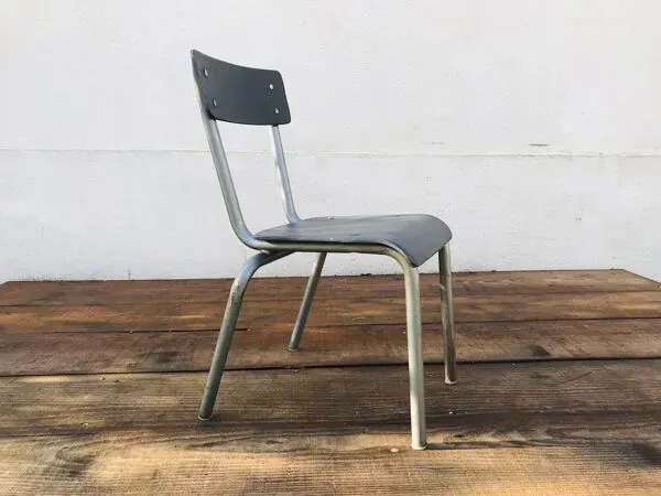 Illustration numéro 3 du produit Chaise école vintage