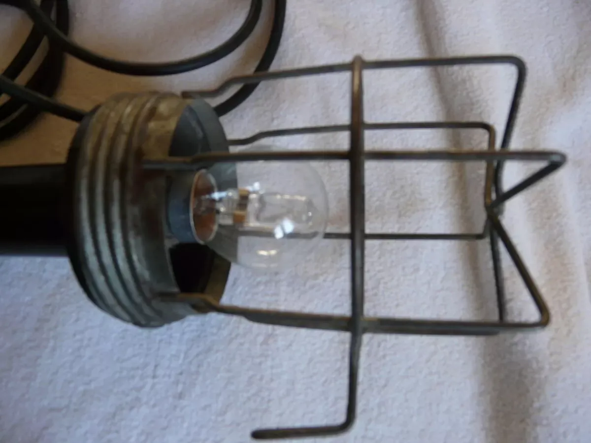 Illustration numéro 3 du produit Baladeuse industrielle années 50