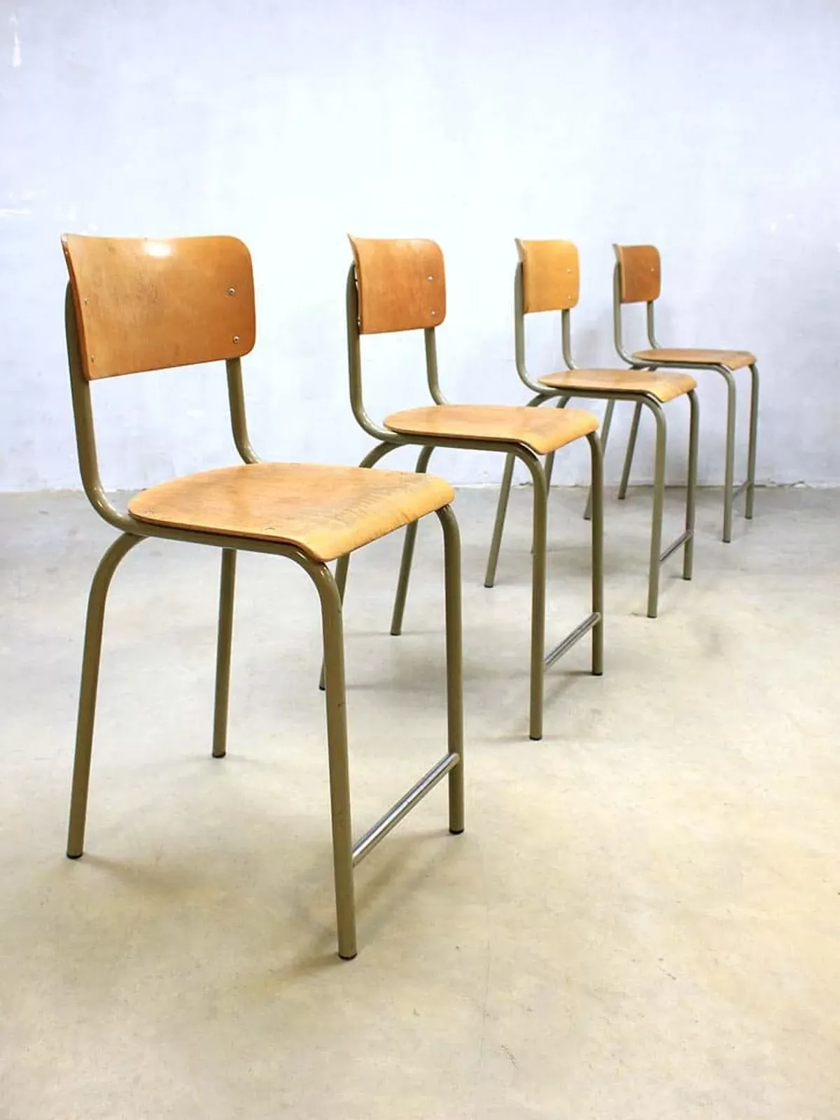 Illustration numéro 3 du produit Vintage industrial Chair