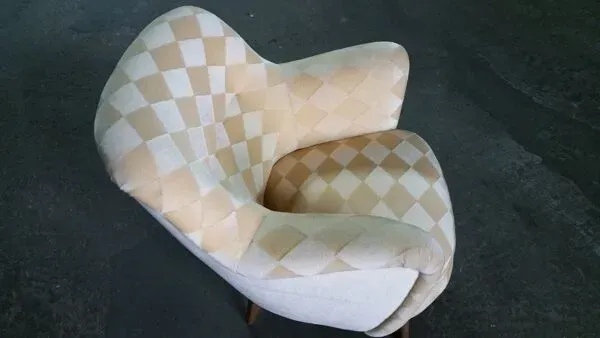 Illustration numéro 3 du produit Fauteuil club organique année 50-60 restauré