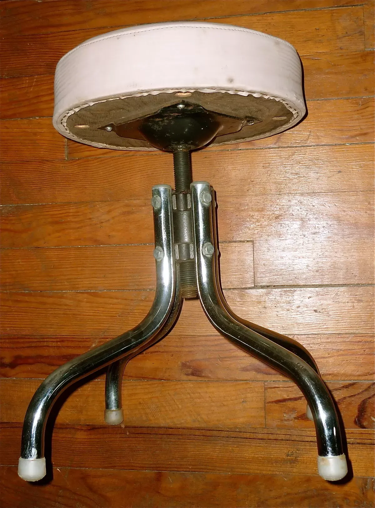 Illustration numéro 3 du produit Tabouret à vis de style industriel vintage