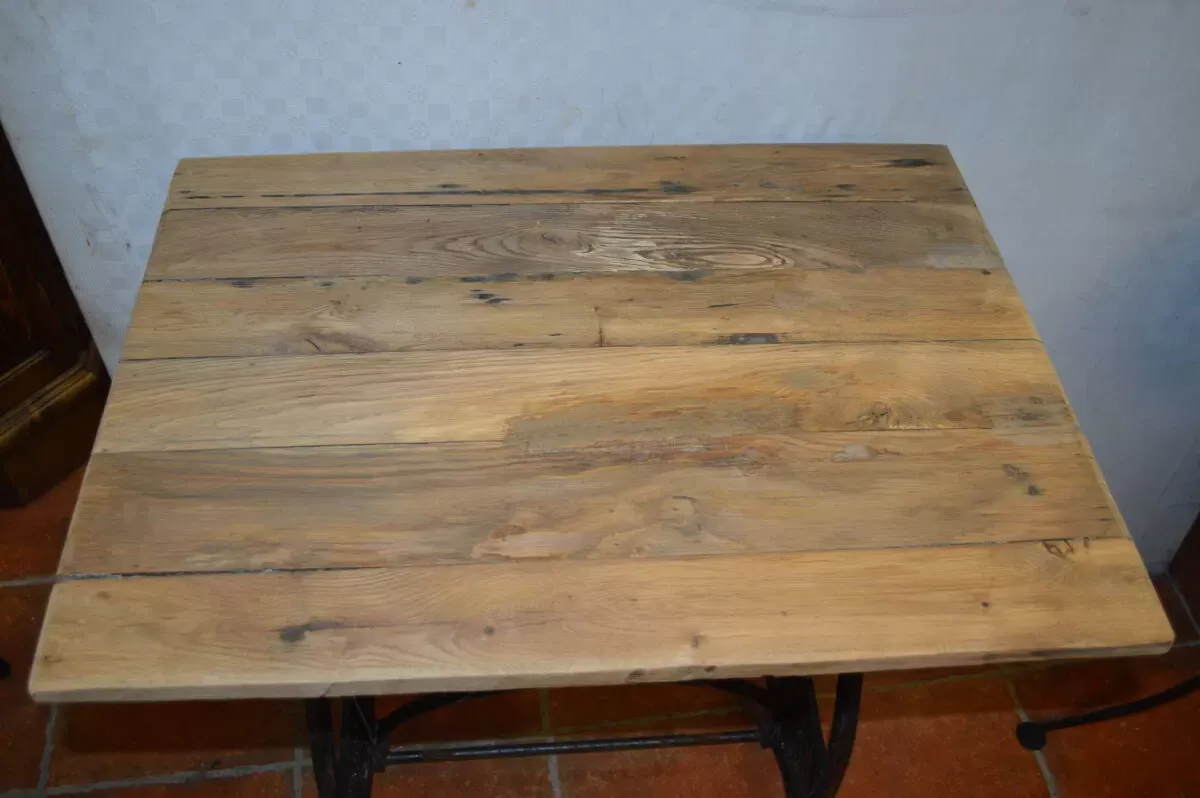 Illustration numéro 3 du produit Ancienne table console industrielle en fonte et plateau en chêne