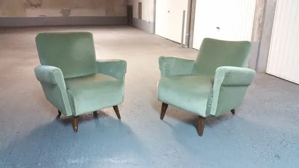 Illustration numéro 3 du produit Fauteuil club années 50 60 déjà restauré