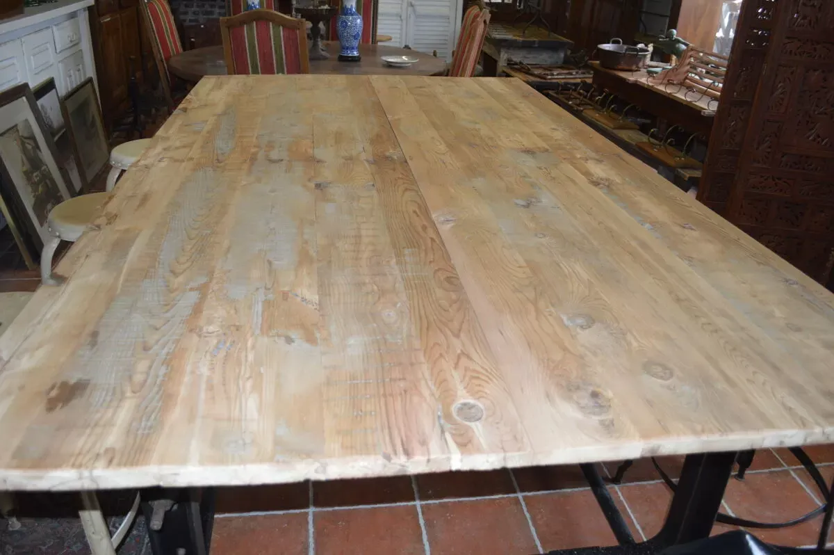 Illustration numéro 3 du produit Table industrielle en fonte et plateau en bois