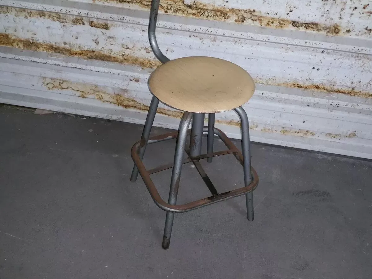 Illustration numéro 3 du produit Tabouret usine queue de baleine