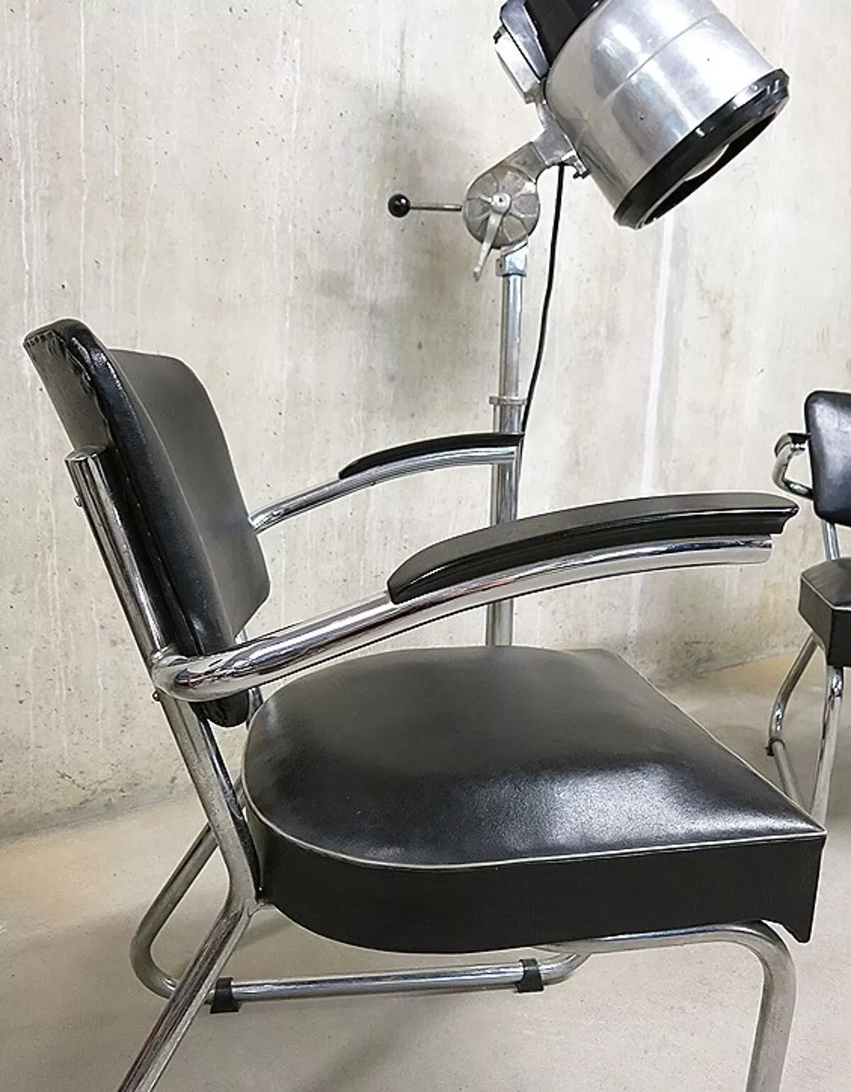 Illustration numéro 3 du produit Industrial design tube chairs