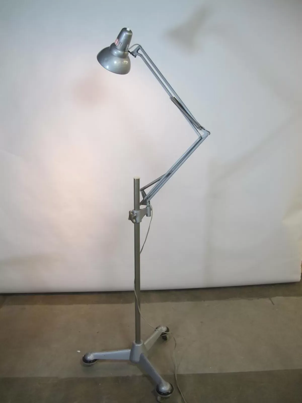Illustration numéro 3 du produit Lamppost anglepoise vintage with wheels of ASEA 1950 s