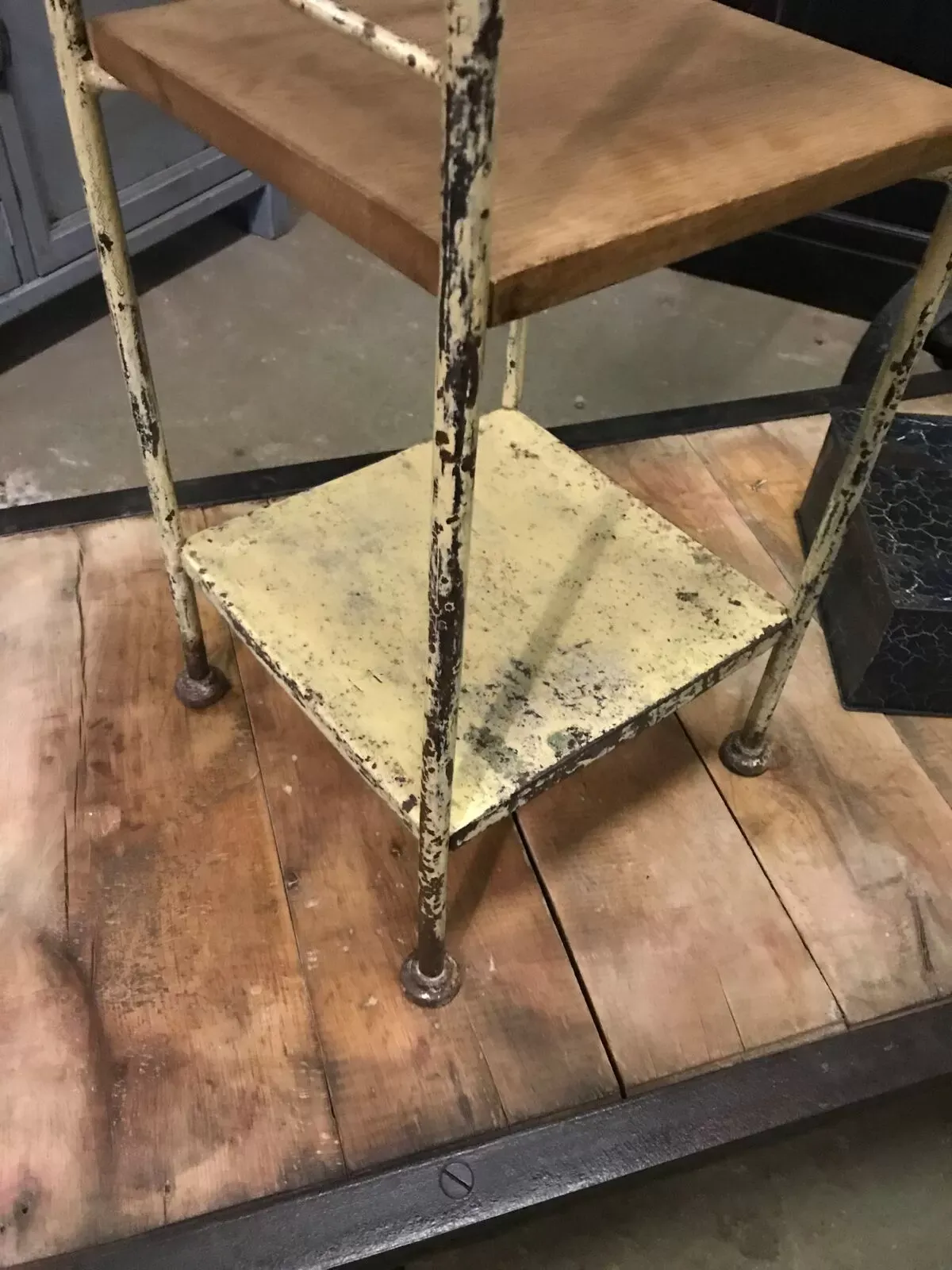 Illustration numéro 3 du produit Chevet industriel en métal et chêne massif