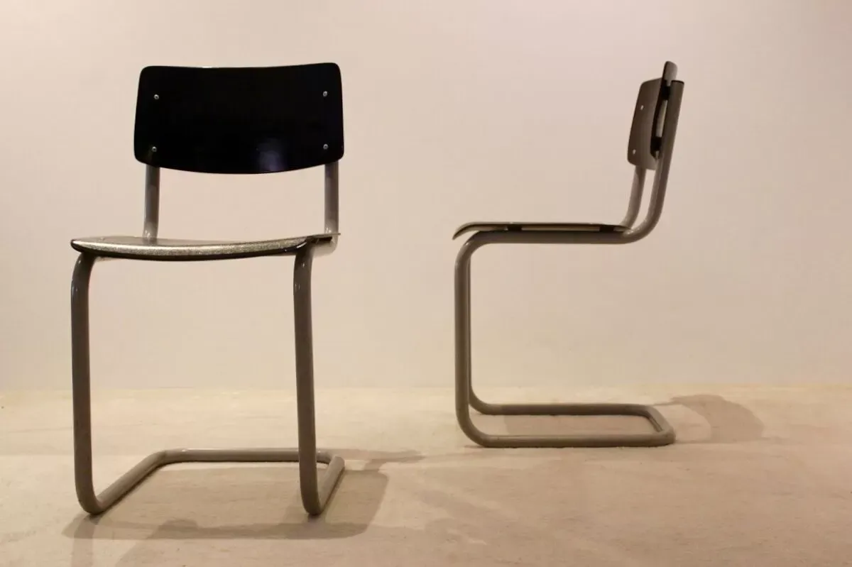 Illustration numéro 3 du produit Ensemble de six chaises industrielles en contreplaqué Gispen dans un cadre gris et wengé.