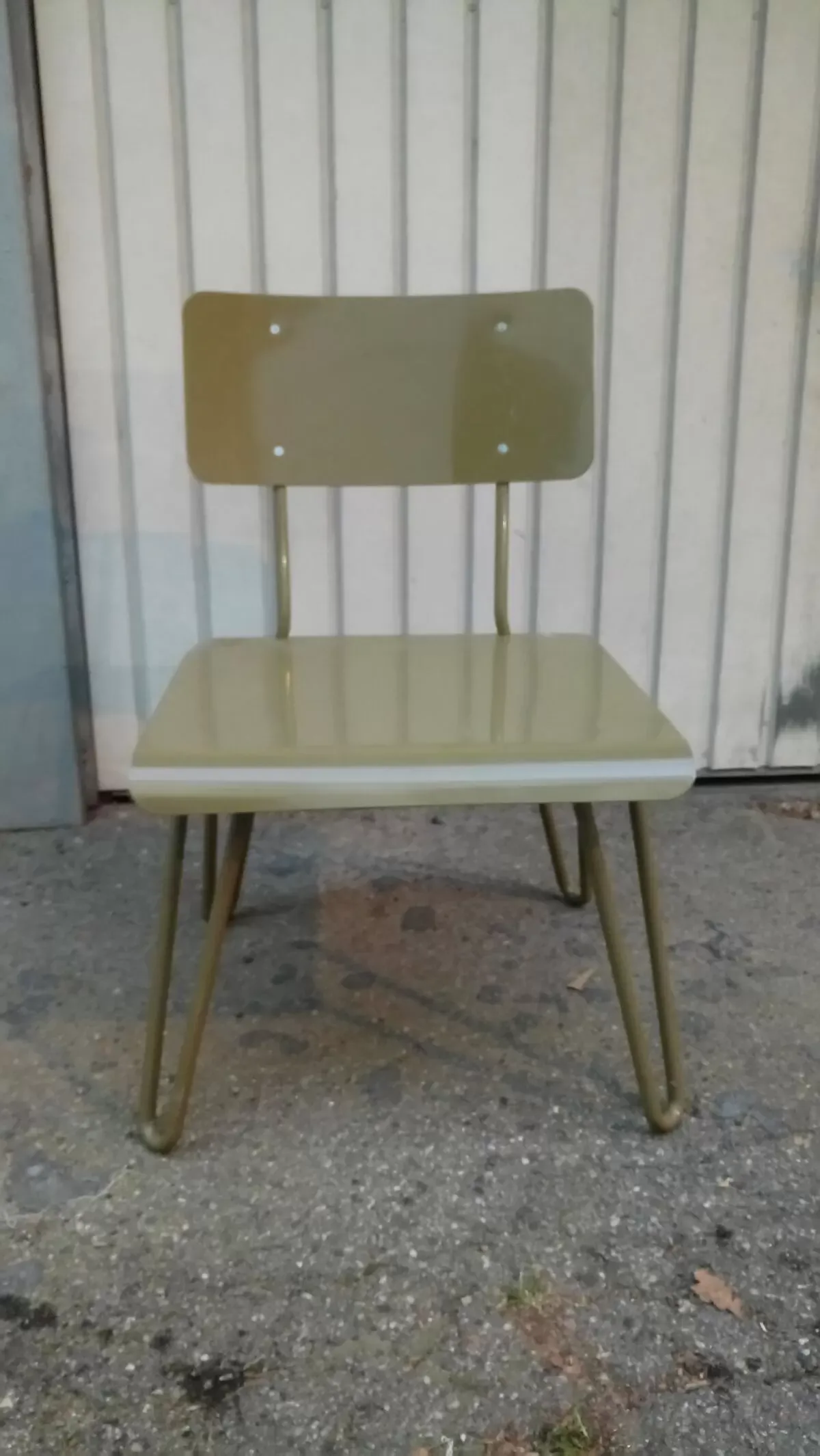 Illustration numéro 3 du produit Chaise industrielle d'atelier militaire métal laqué des années 60 vintage