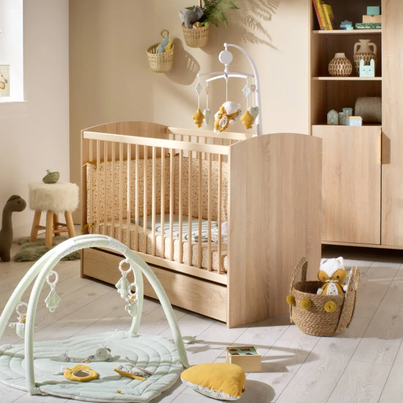 Illustration numéro 3 du produit Lit Bébé Avec Têtes De Lit Arrondies En Bois Décor Chêne Doré - Azur Marron