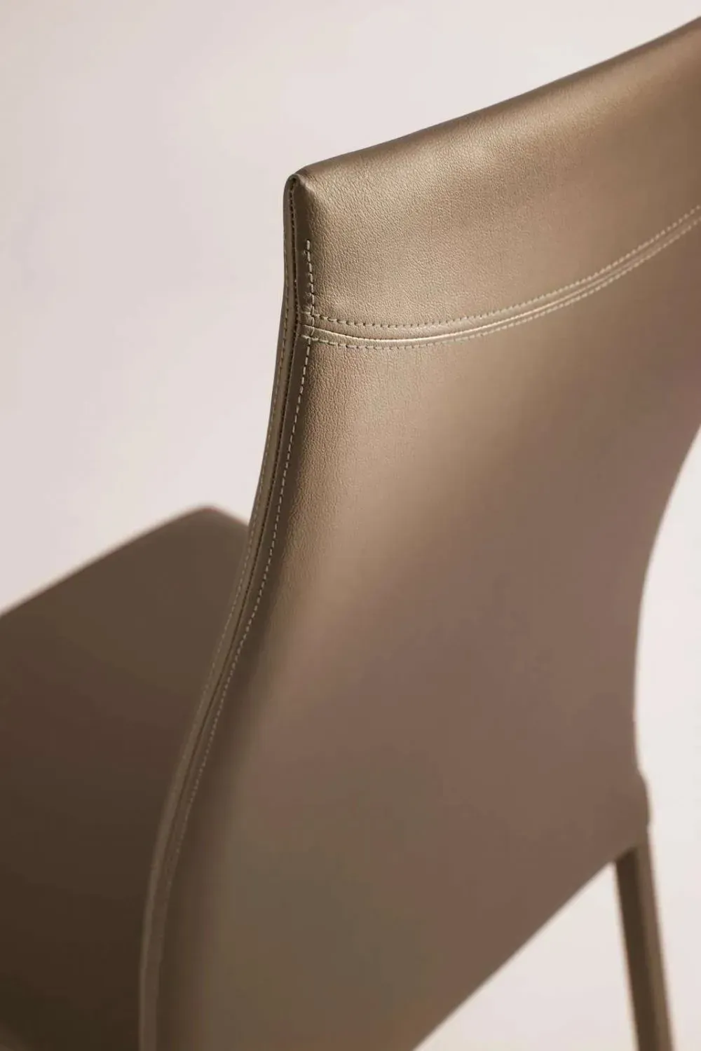 Illustration numéro 4 du produit OZZIO BLITZ Lot de 2 Chaises en Eco-cuir Crème Cafè