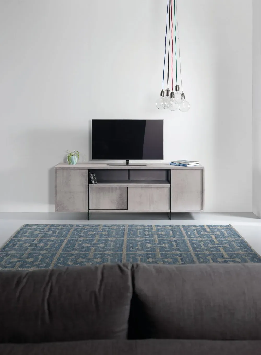 Illustration numéro 4 du produit Meuble TV design MARCO POLO 180cm gris béton  portes coulissantes et piètement en verre