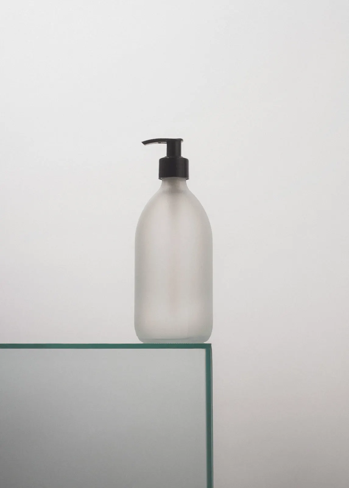 Illustration numéro 4 du produit Flacon pompe en verre blanc