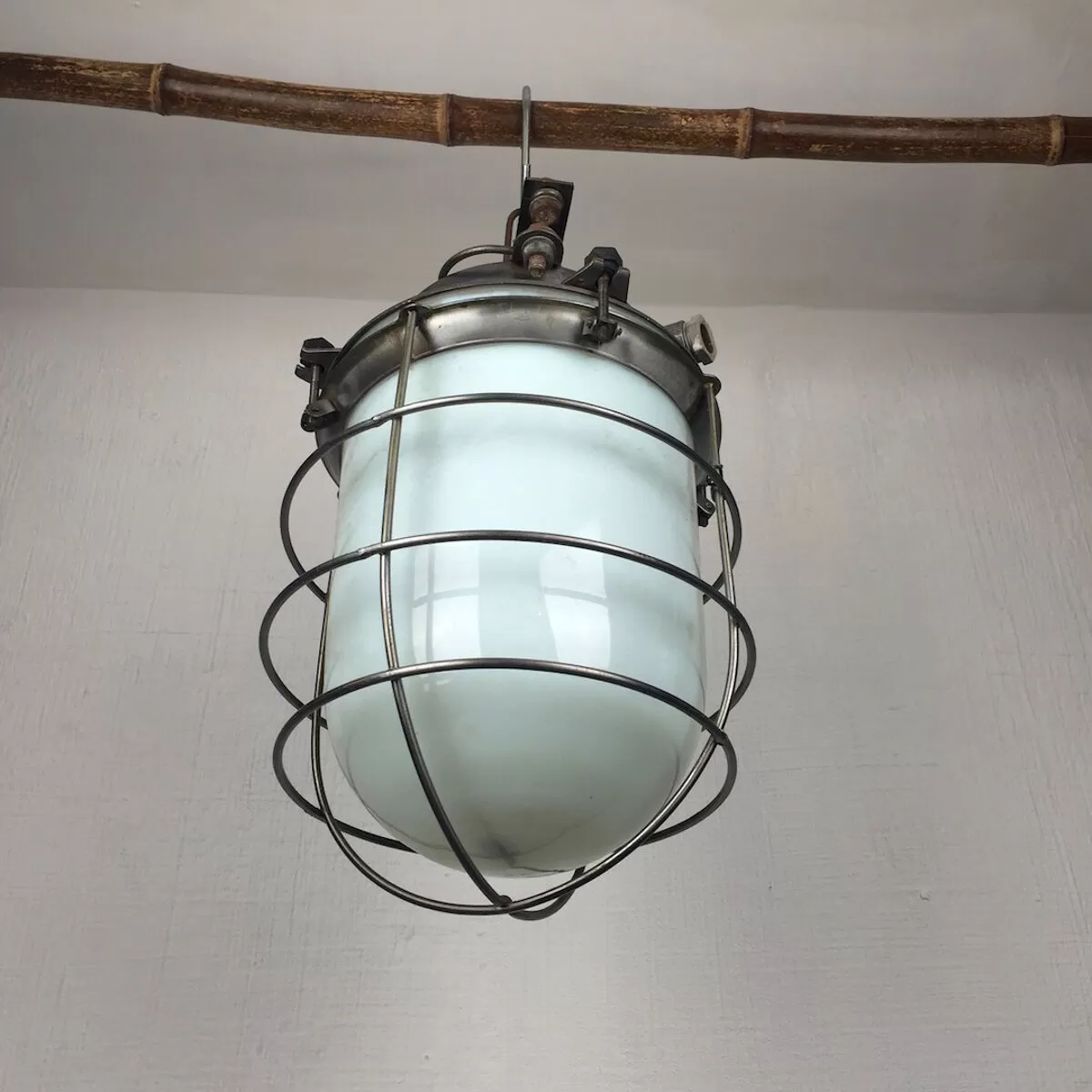 Illustration numéro 4 du produit Grande suspension en métal et opaline