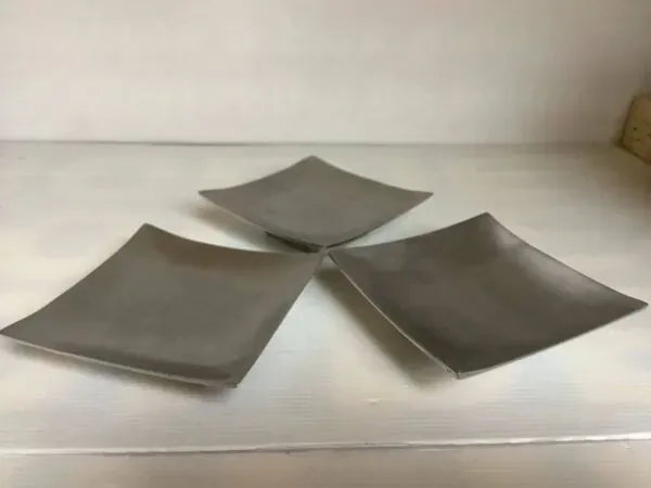 Illustration numéro 4 du produit Trois vide poche bougeoirs argentés en métal