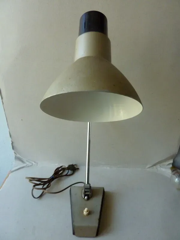 Illustration numéro 4 du produit Lampe de bureau, d'atelier, en métal kaki, années 60