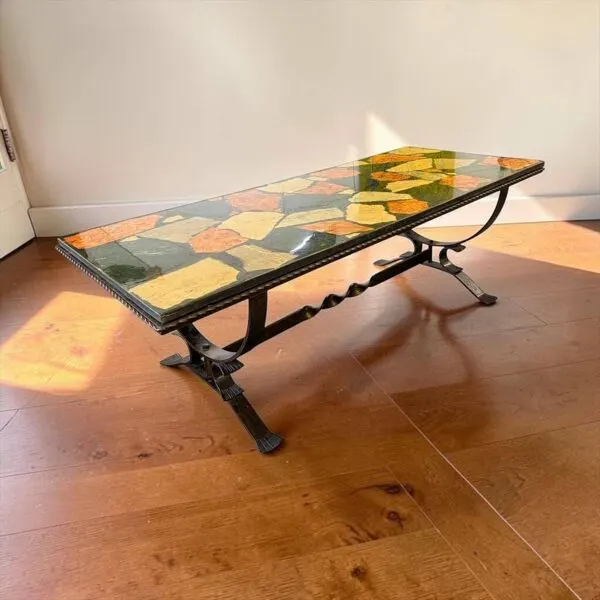 Illustration numéro 4 du produit Table basse vintage en pierre avec cadre en fonte