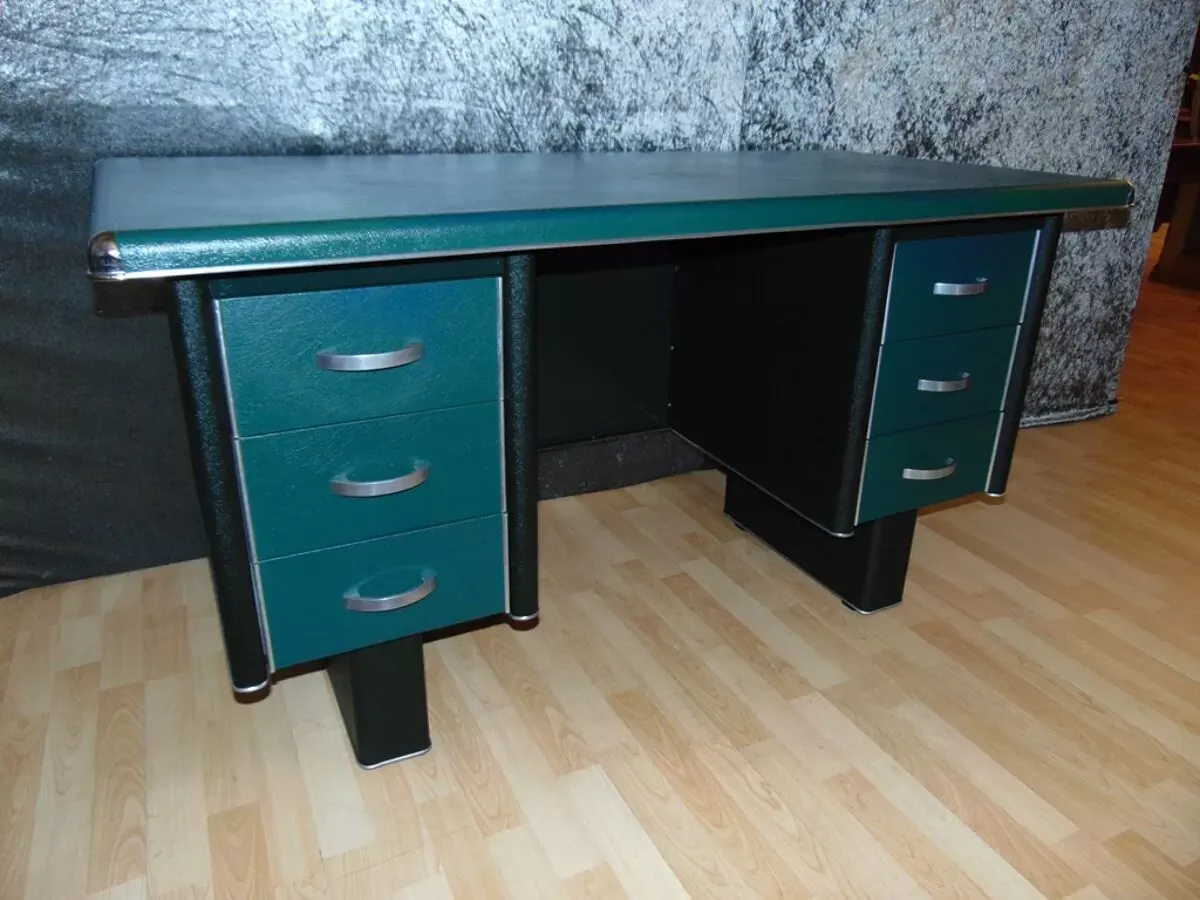 Illustration numéro 4 du produit Bureau Industriel En Métal Recouvert De Skaï Vert, années 1950