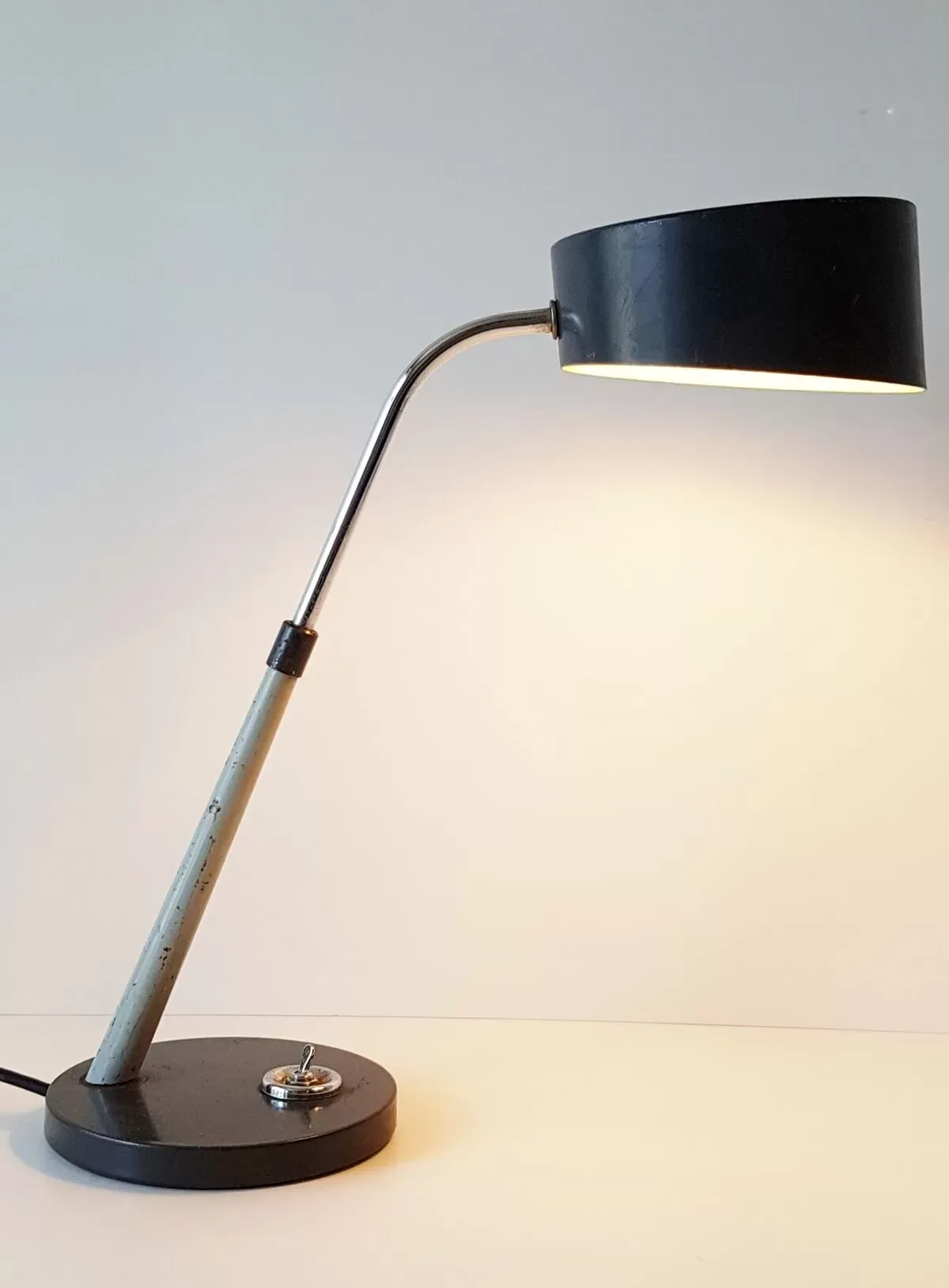 Illustration numéro 4 du produit Lampe de bureau gris foncé en tôle et tôle perforée 1950 1960 vintage 50's 60's