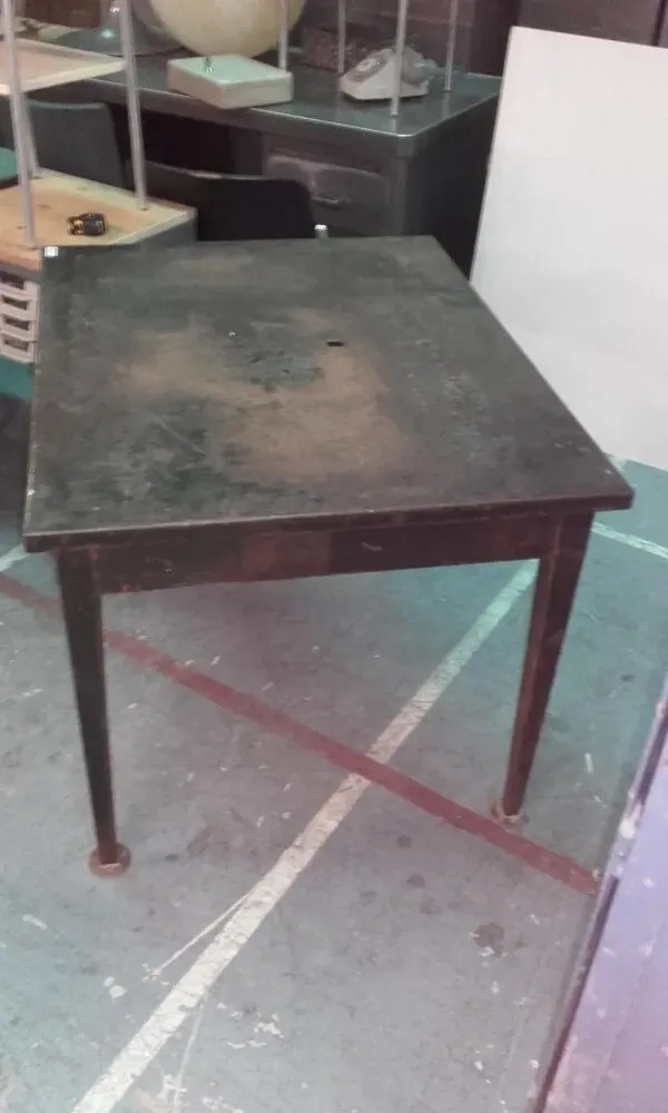 Illustration numéro 4 du produit Table métal