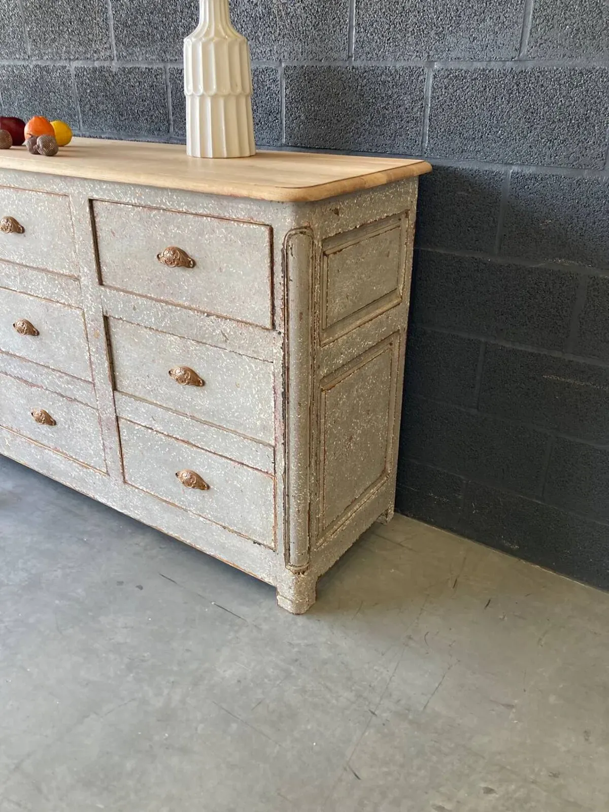 Illustration numéro 4 du produit Ancien meuble à 12 tiroirs