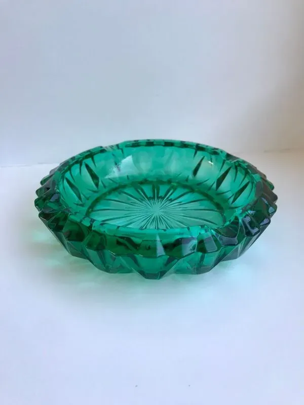 Illustration numéro 4 du produit Cendrier en verre vert années 60-70