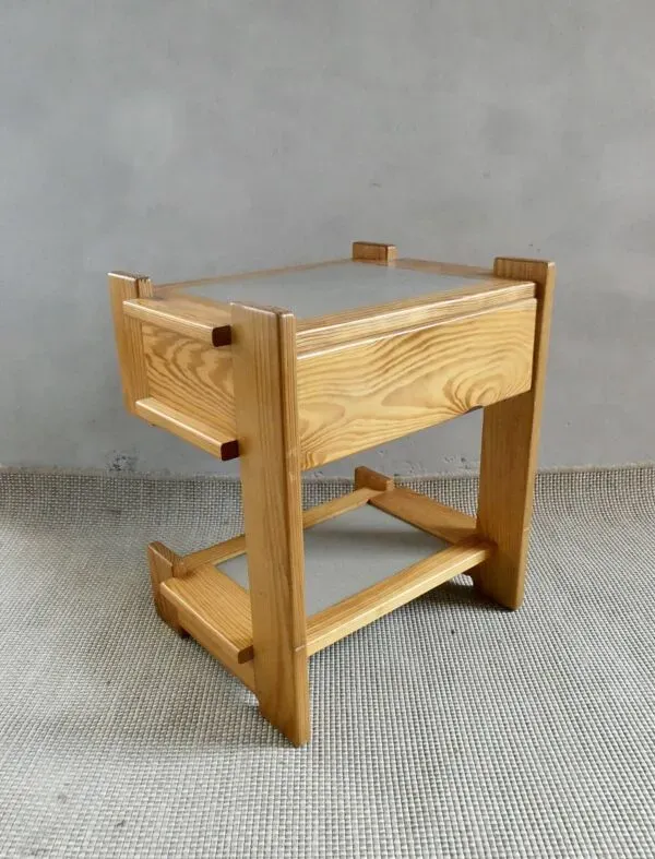 Illustration numéro 4 du produit Chevet de style constructiviste en orme, années 70