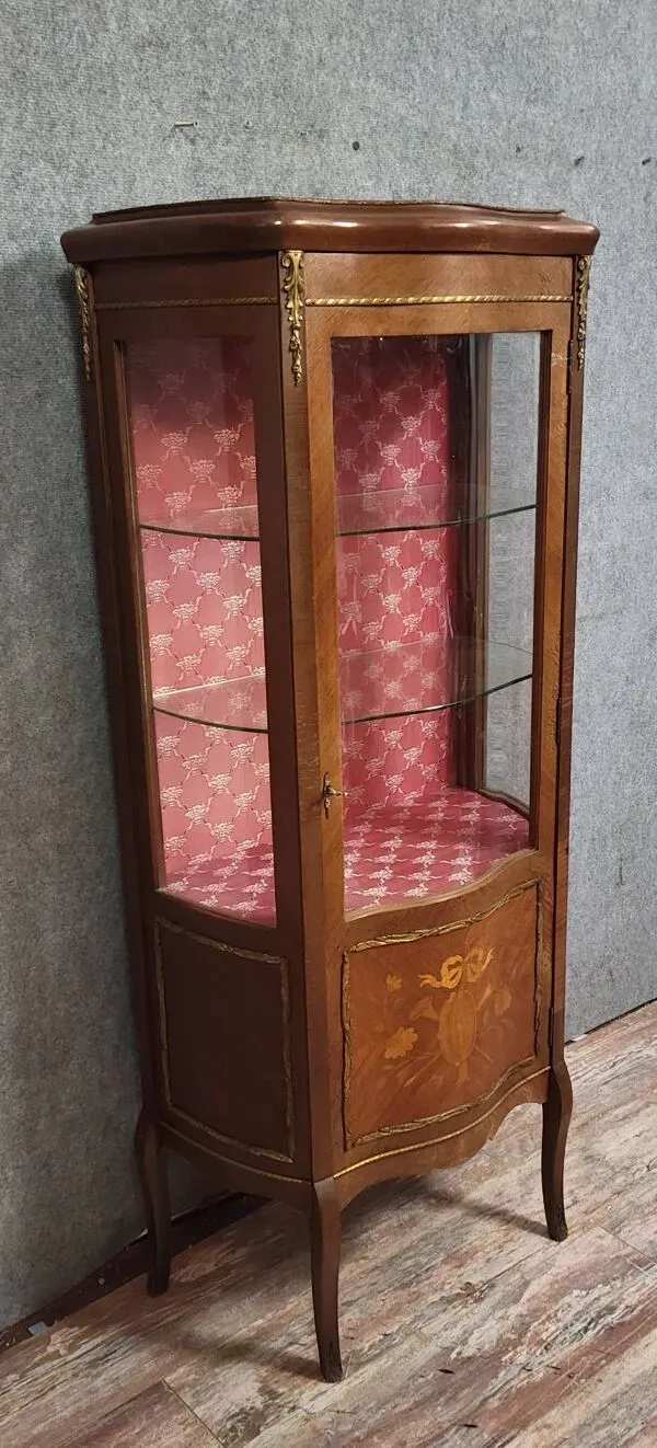 Illustration numéro 4 du produit Vitrine ancienne de style Louis XV, en bois de rose richement marqueté