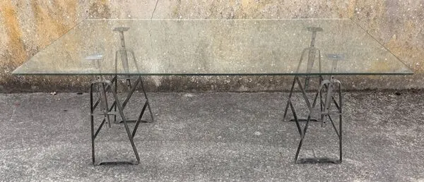 Illustration numéro 4 du produit Grande table industrielle vintage en verre avec tréteaux métalliques réglab